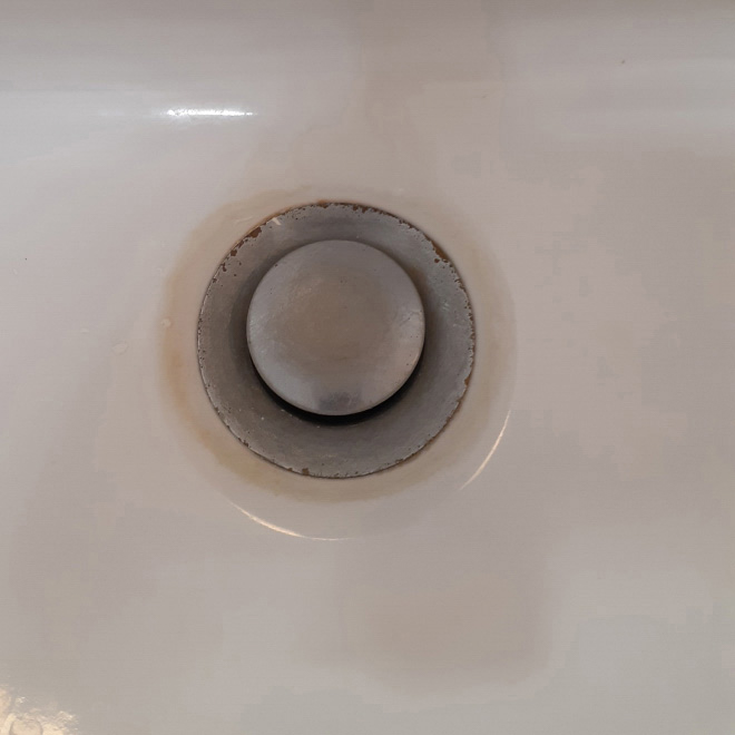 dirty drain in the washbasin